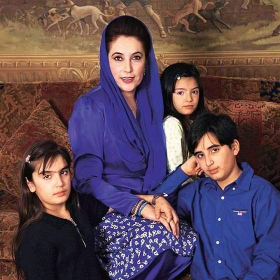 Pakistan-Old-Pics--Benazir-Bhutto-with-her-Children-11298